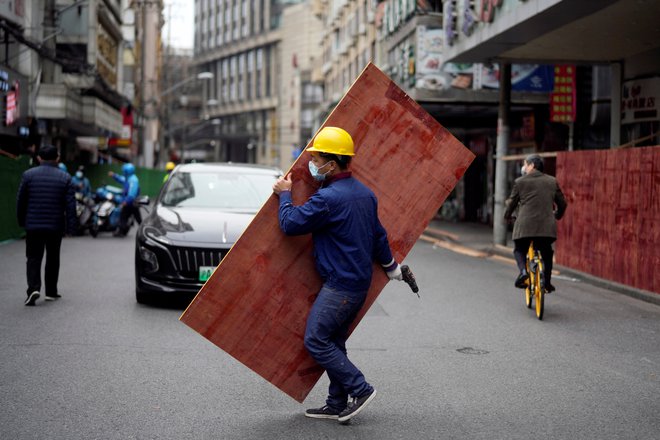 KItajski delavci postavljajo barikade po mestu. Foto: REUTERS/Aly Song
