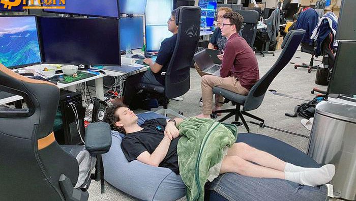 Fotografija: Te dni lahko Samuela Bankman-Friedna vidijo, kako spi na vreči za fižol, igra video igre, medtem ko govori o Zoomu na konferencah in živi s skupinami prijateljev. Foto: New York Magazine
