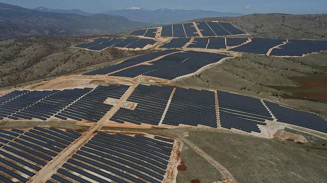Solarni park je v Grčiji zgradila največja grška rafinerija nafte, Hellenic Petroleum. Foto: Reuters
