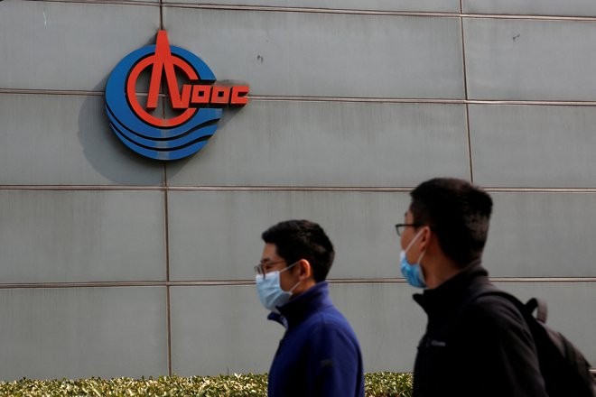 Kitajska družba China National Offshore Oil Corp (CNOOC). Foto: Tingshu Wang / Reuters
