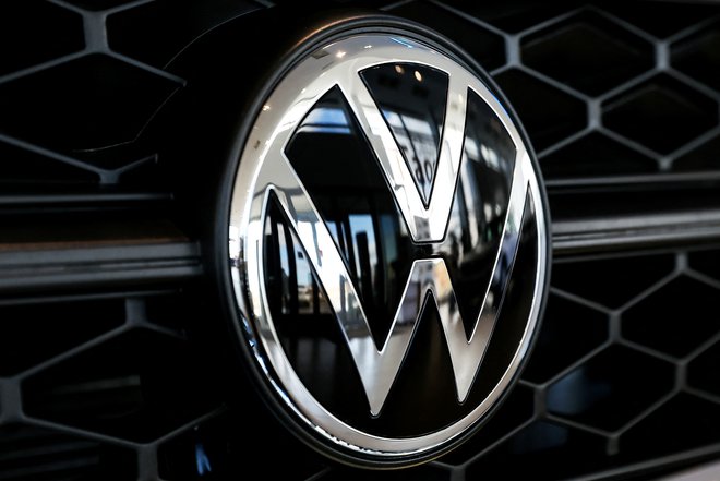 Volkswagen še vedno najbolj priljubljena znamka avtomobilov v Nemčiji. Foto: EVGENIA NOVOZHENINA/Reuters
