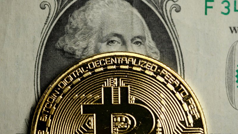 Fotografija: Ameriški dolar in bitcoin. Foto: Dado Ruvic / Reuters
