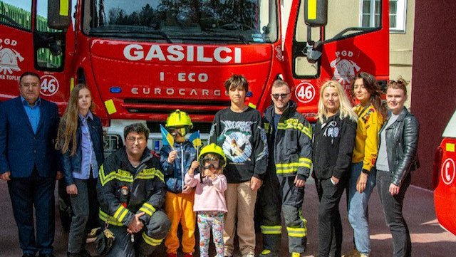 Fotografija: Valery Arakelov:"Za otroke begunce smo  skupaj z gasilci iz Rimskih Toplic organizirali predstavitev gasilskih vozil in posebne opreme".
