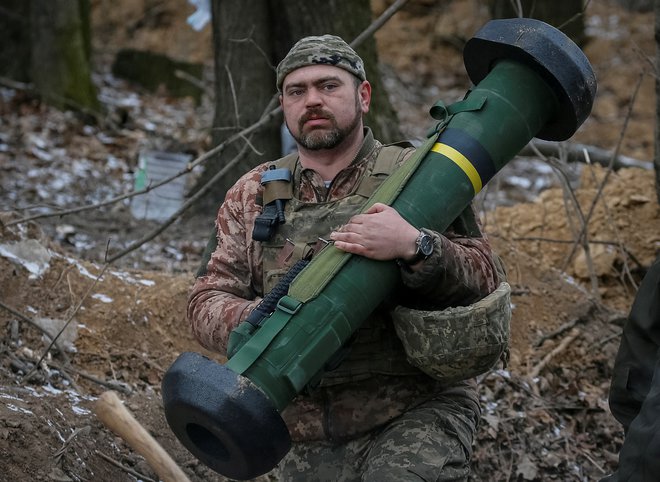 Ukrajinski vojak drži raketni sistem javelin, takega bo ZDA donirala BIH.
Foto: GLEB GARANICH/Reuters
