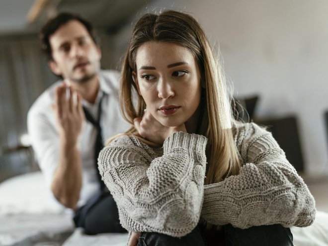 Če pridete domov pod stresom zaradi delovnih skrbi, lahko postanete tudi v odnosu bolj razdražljivi. Foto: Shutterstock
