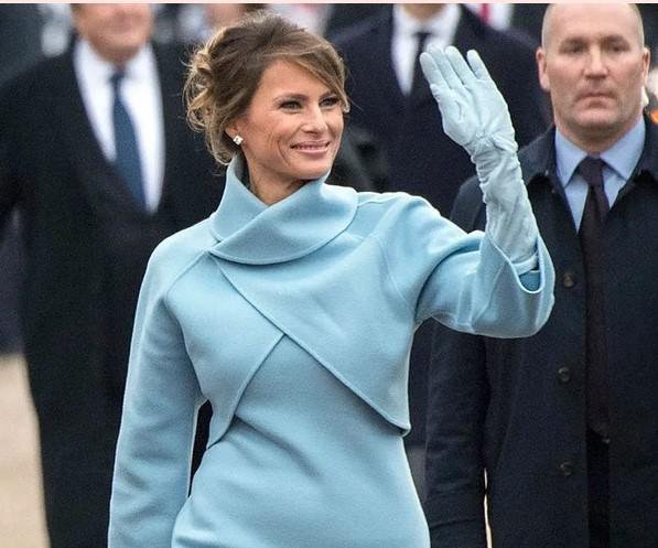 Trumpova je med moževo inavguracijo leta 2017 združila majhne diamante uhane z modro obleko in rokavicami, s čemer je izžarevala elegantno klasiko. Foto: Getty Images

