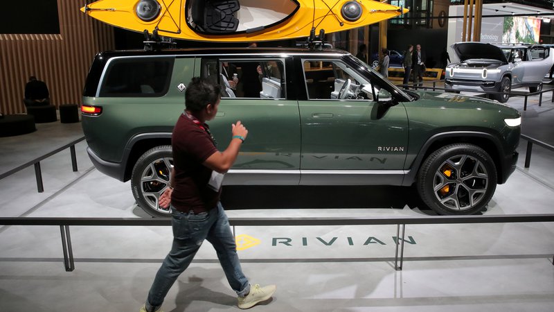 Fotografija: Podobno kot Ford je tudi Amazon utrpel škodo zaradi naložbe v proizvajalca električnih avtomobilov Rivian, s čimer je izgubil 7,6 milijarde dolarjev.Foto. REUTERS/Brendan McDermid
