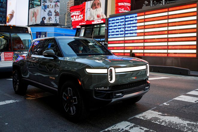 Rivian R1T pickup, v katerega je vložil Amazon, na Times Square Foto: REUTERS/Brendan McDermid
