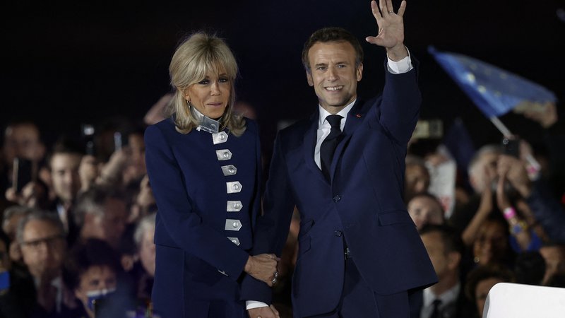 Fotografija: 44-letni francoski predsednik Emmanuel Macron na odru ob svoji ženi, 69-letni francoski prvi dami Brigitte Macron, 24. april 2022. Foto: Benoit Tessier / Reuters
