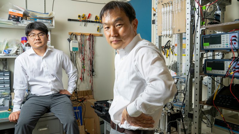 Fotografija: Raziskovalca Junghyo Yoon (levo) in Jongyoon Han (desno). Foto: M. Scott Brauer / MIT News
