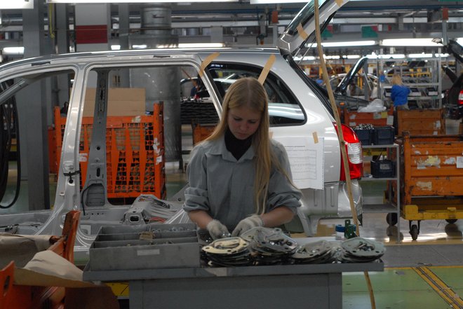 Proizvodnja avtomobilov v Rusiji se je v prvih treh mesecih letošnjega leta v primerjavi s prvim četrtletjem lani zmanjšala za približno 50 odstotkov. Foto: Boncelj Gašper/Delo
