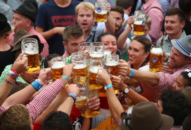 Oktoberfest vsako leto privabi okoli šest milijonov ljubiteljev piva. Foto: Michael Dalder/Reuters
