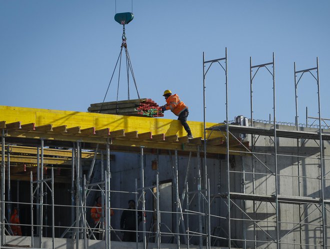 Število delovno aktivnih oseb se je najbolj povečalo v gradbeništvu. Foto: Jože Suhadolnik/Delo
