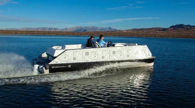 Januarja sta General Motors in Pure Watercraft predstavila prvi izdelek, ki je posledica njunega partnerstva: električni pontonski čoln.Foto: Pure Watercraft
