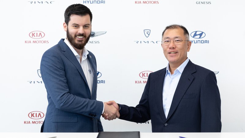 Fotografija: Mate Rimac, prvi mož družbe Rimac in Euisun Chung, izvršni podpredsednik družbe Hyundai ob podpisu dogovora o sodelovanju, 16. maj 2019. Foto: Hyundai

 
