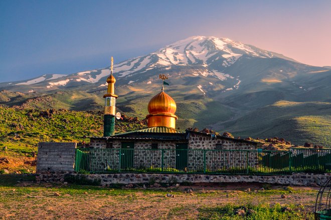 Picturesque mosque underneath volcano Damavand, highest peak in Iran. Foto: Shutterstock
