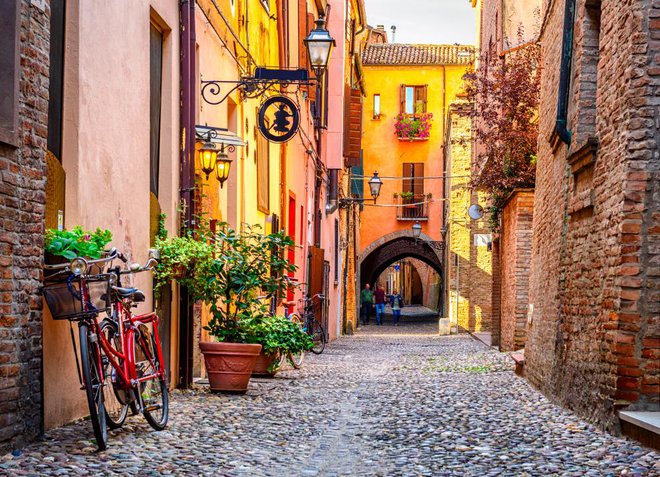 Cozy narrow street in Ferrara, Emilia-Romagna, Italy. Foto: Shutterstock
