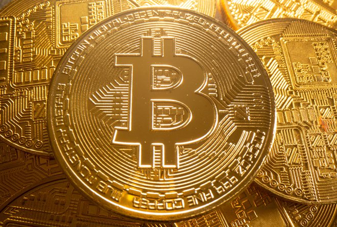 Vrednost bitcoina je nižja za kar 50%. Kakšne izgube beležijo po svetu? Foto: REUTERS/Dado Ruvic
