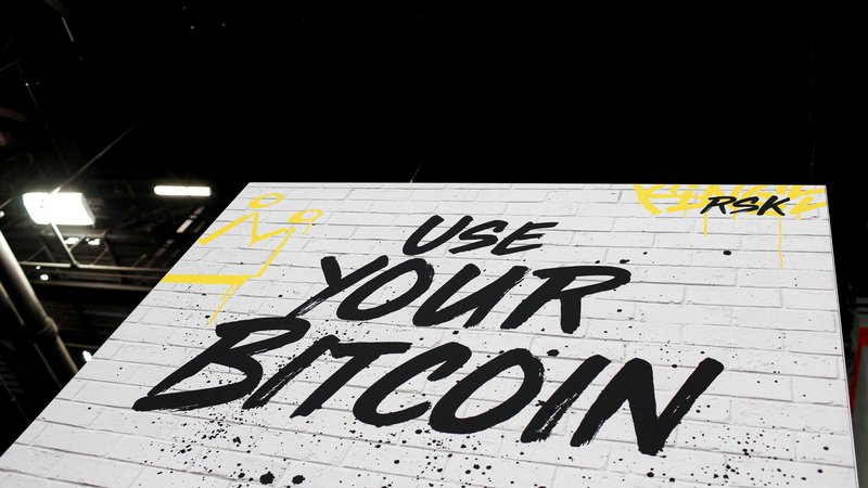 Fotografija: Velika izguba investitorjev v bitcoine. Foto: REUTERS/Marco Bello
