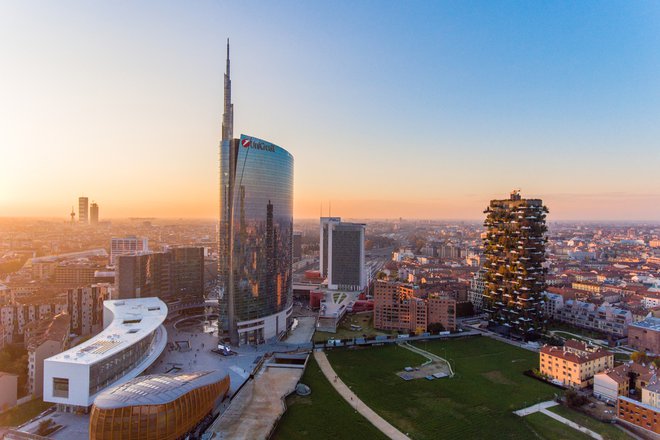 Milan aerial view at sunset of the Porta Volta renovation with Unicredit tower, Bosco Verticale skyscraper and the Garibaldi railway station in the business district. Foto: Shutterstock
