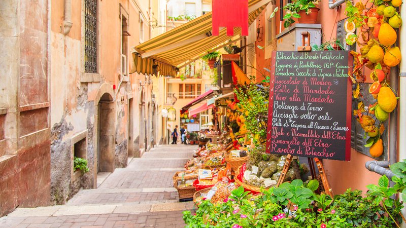 Fotografija: Entrance to local shop in Taormina, Sicily. Foto: Shutterstock
