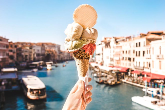 Delicious icecream in beautiful Venezia, Italy in front of a canal and historic buildings. Foto: Shutterstock
