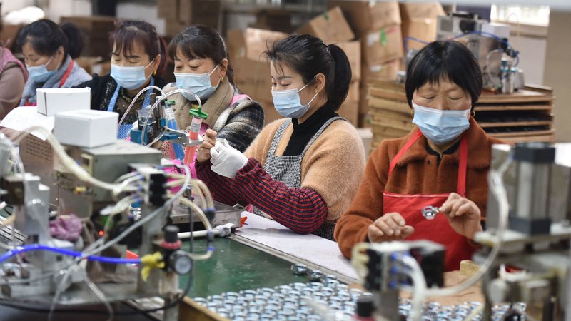 Fotografija: Protikoronski ukrepi na Kitajskem povzročili močan upad industrijske proizvodnje. Foto: AFP

