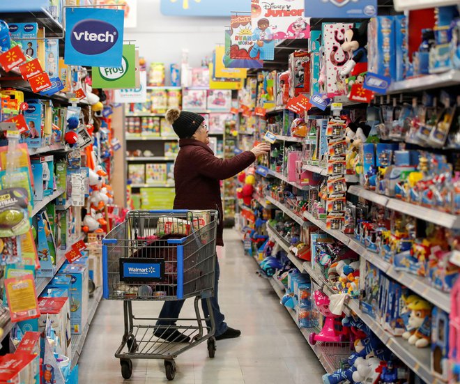 V Walmartu nameravajo dvigniti cene. Foto: KAMIL KRZACZYNSKI/Reuters
