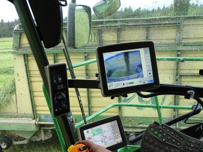 Kmetijski stroji so vedno bolj pametni in zbirajo vse več podatkov. Foto: Tomaž Poje / Delo
