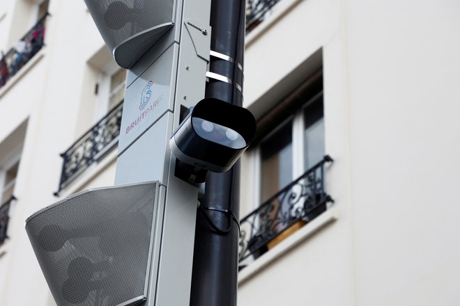 Zvočni radar za nadzor hrupa, nameščen v okviru načrta za kaznovanje glasnih motornih koles in drugih vozil v Parizu, Francija, 17. februar 2022. Foto: Noemie Olive / Reuters
