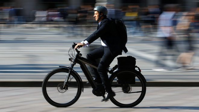 Fotografija: Električna kolesa različnih vrst se v Evropi uveljavljajo veliko hitreje kot električni avtomobili. FOTO: Stefano Rellandini/Reuters
