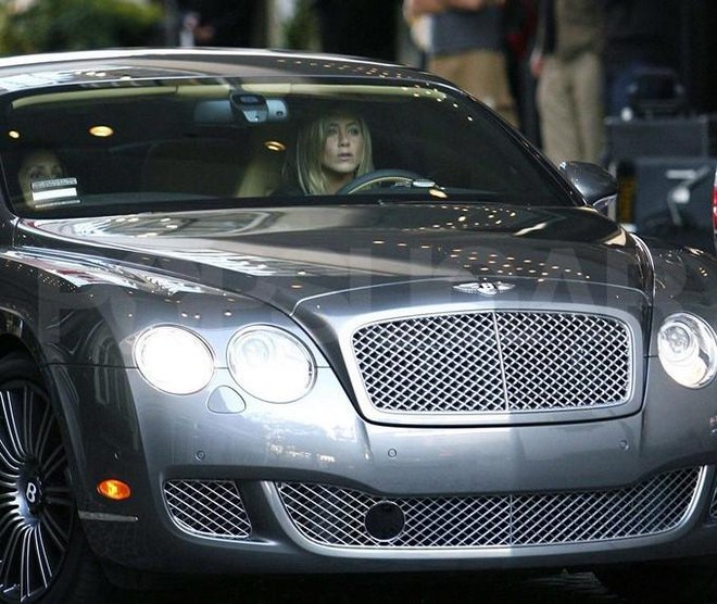 V zbirki avtomobilov Jennifer Aniston se nahaja tudi Bentley Continental. Foto: Posnetek zaslona SCMP
