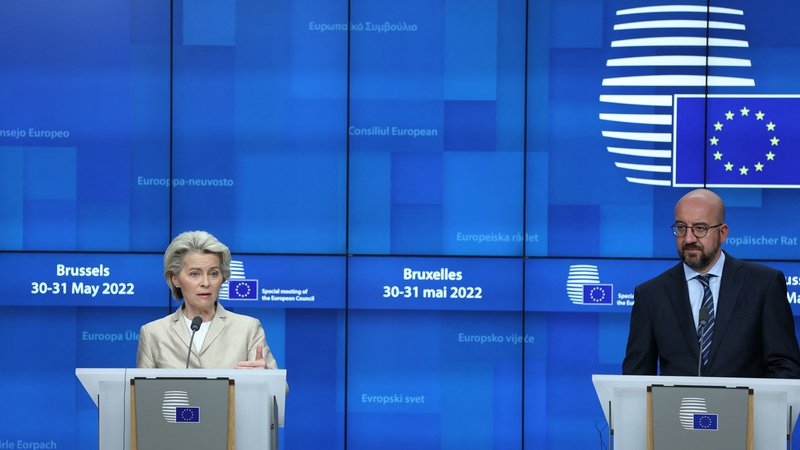 Fotografija: Predsednik Evropskega sveta Charles Michel in predsednica Evropske komisije Ursula von der Leyen ob zaključku vrha EU o Ukrajini, obrambi in energiji, Bruselj, Belgija, 31. maj 2022. Foto: Kenzo Tribouillard / AFP
