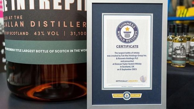 Uradni certifikat o Guinnessovem svetovnem rekordu. Foto: Lyon & Turnbull
