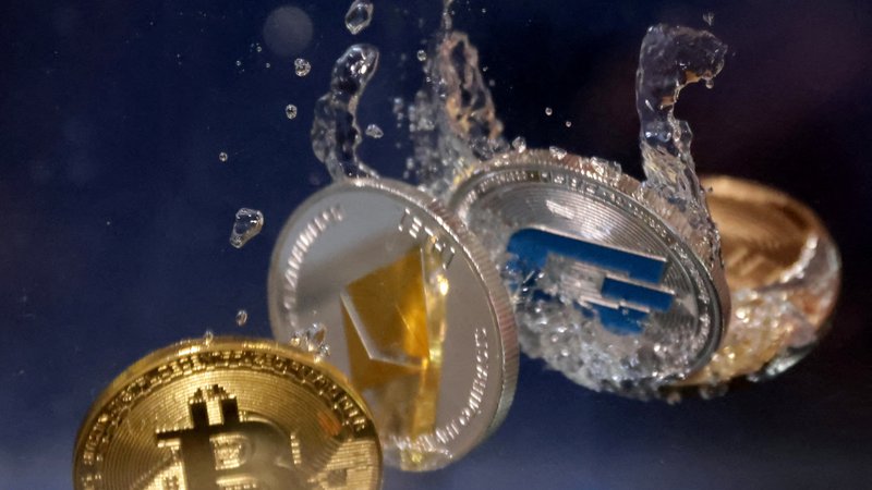 Fotografija: Bitcoin je za več kot 50 % nižji od rekordne vrednosti, ki jo je dosegel novembra, pri čemer so številni drugi digitalni žetoni močno nižji od svojih najvišjih vrednosti vseh časov.FOTO: REUTERS/Dado Ruvic
