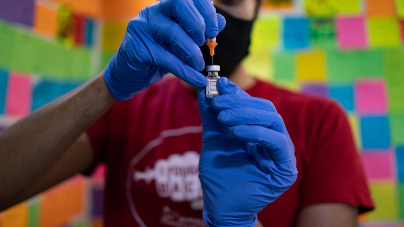 Fotografija: „Čas teče“, saj študije kažejo, da dosedanja cepiva morda ne nudijo močne zaščite pred različnimi variacijami Omicrona. FOTO:REUTERS/Hannah Beier

