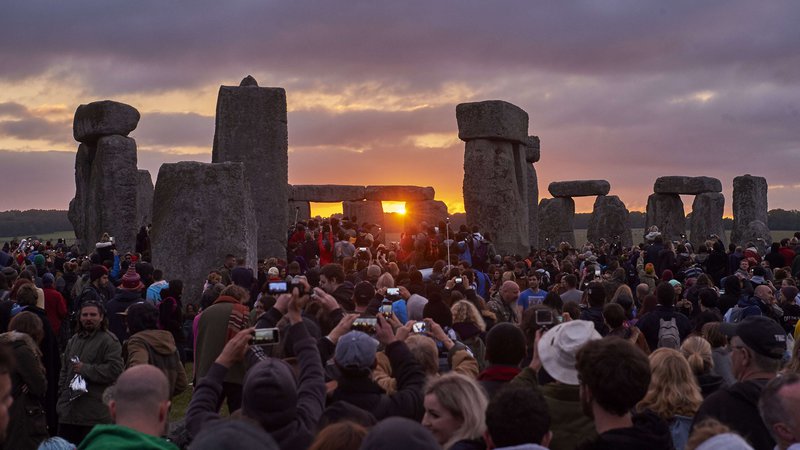 Fotografija: Praznovanje poletnega solsticija v Stonehenge FOTO: AFP PHOTO/NIKLAS HALLE'N
