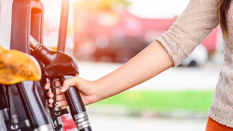 Fotografija: Za liter 95-oktanskega bencina je treba odšteti 1,851 evra na Petrolovih servisih in 1,944 evra na servisih OMV Slovenija, za liter dizla pa pri obeh ponudnikih nekaj čez dva evra. Foto: Shutterstock
