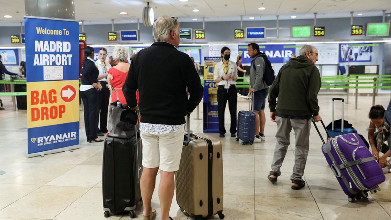 Fotografija: Številni leti po Evropi so bili odpovedani že včeraj, več sto potnikov pa je obstalo na letališčih. FOTO: Isabel Infantes/Reuters
