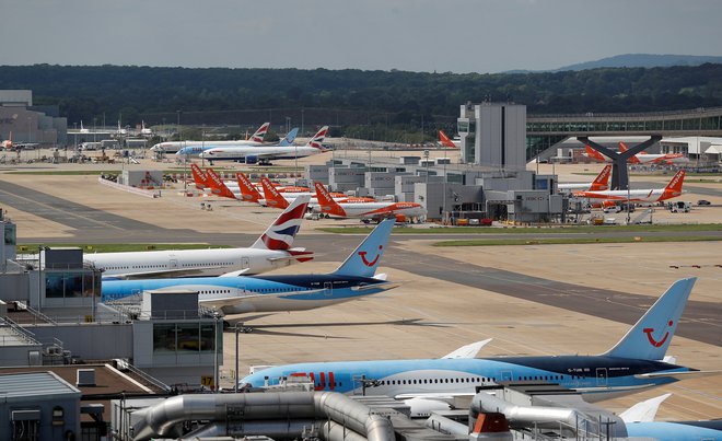 Letalski prevozniki in tudi upravniki letališč se soočajo z velikim pomanjkanjem delovne sile. FOTO: Peter Nicholls/Reuters
