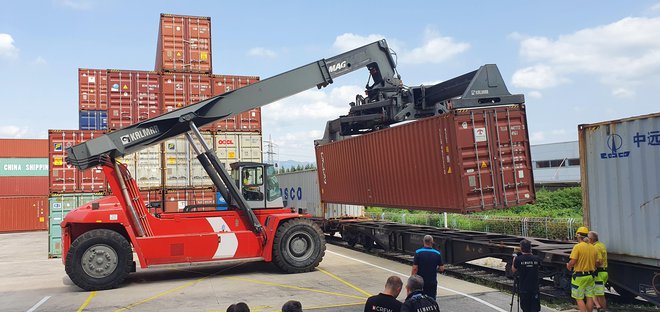 Kontejnerje, ki v tržaško pristanišče prispejo na Coscovih čezoceanskih ladjah, bo vlak vozil neposredno na obstoječi kontejnerski terminal v Velenju. FOTO: Gorenje
