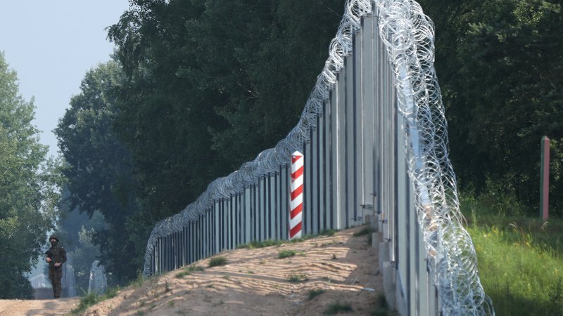 Fotografija: S pregrado, ki se razteza v dolžini več kot 186 kilometrov, je Poljska zagradila skoraj polovico svoje meje z Belorusijo, gradnja pa je stala okoli 350 milijonov evrov. FOTO: Kacper Pempel/Reuters
