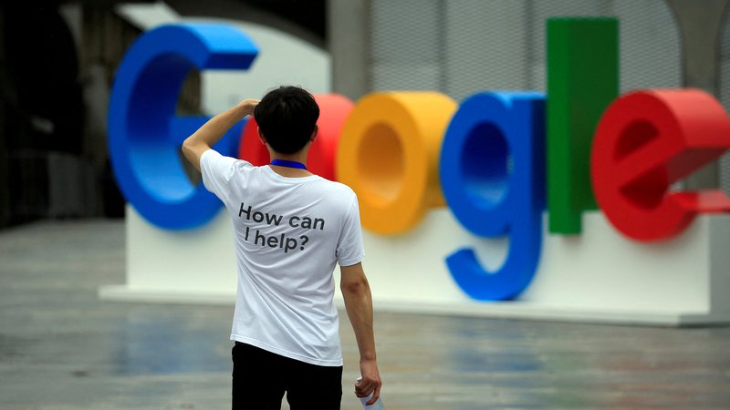 Fotografija: Na ZPS pravijo, da Google uporabnike računa nepošteno usmerja k svojemu nadzornemu sistemu, namesto da bi jim privzeto zagotovil zasebnost, kot to zahteva GDPR. FOTO: Aly Song/Reuters
