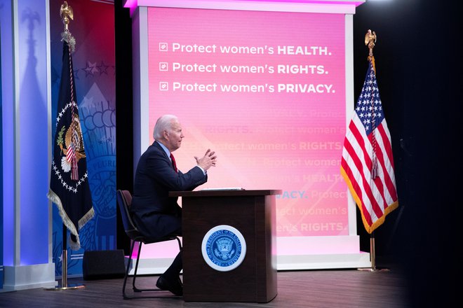Ameriški predsednik Joe Biden med udeležbo na vritualnem srečanju z demokratskimi guvernerji. FOTO: Tom Brenner/Reuters

