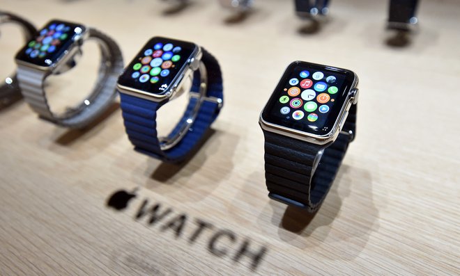 Prvo generacijo pametnih ur je Apple predstavil leta 2015, izid osme generacije je napovedan za letos. FOTO: Josh Edelson/Afp
