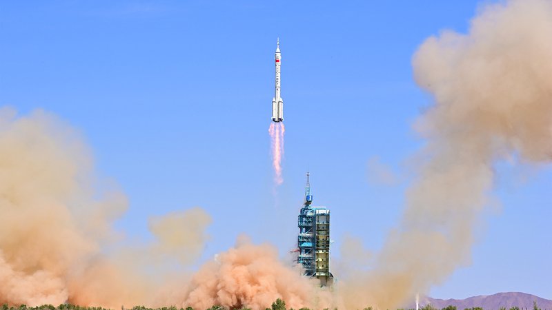 Fotografija: Na fotografiji raketa March-2F, ki nosi kitajsko vesoljsko plovilo Shenzhou-14 in tri astronavte. FOTO: Cnsphoto/via Reuters
