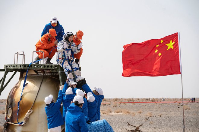 Kitajska astronavtka Wang Yaping po vrnitvi na zemljo, po tem ko so zaključili konstrukcijo vesoljske postaje. Yaping je pristala zraven mesta Dongfeng v Monogoliji. FOTO: China Daily/via Reuters
