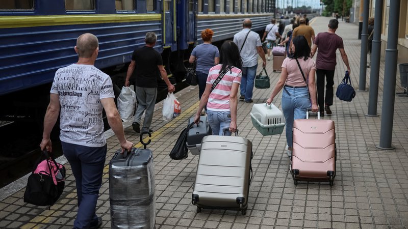 Fotografija: Glede na to, da so nekateri prebivalci bili prisiljeni zapustiti državo že februarja, ko se je vojna začela, se bo težava pridobitve davčnega rezidentstva drugih držav začela že konec avgusta - torej manj kot dva meseca od danes, izpostavljajo pri Evropskem poslovnem združenju v Ukrajini. FOTO: Gleb Garanich/Reuters
