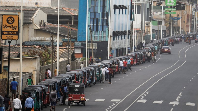 Fotografija: Pred redkimi črpalkami, ki še prodajajo gorivo, je prišlo tudi do spopadov, več deset tisoč ljudi pa se je postavilo v vrste, pri čemer novih zalog ni pričakovati vsaj dva tedna. FOTO:Dinuka Liyanawatte/Reuters
