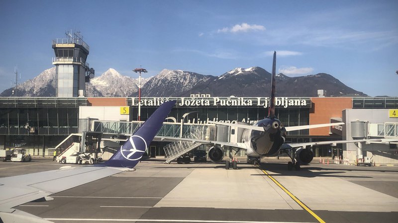 Fotografija: Na ljubljanskem letališču zaenkrat prejemajo le odpovedi posameznih letov, razmere zato še niso tako kritične kot na nekaterih drugih evropskih letališčih. FOTO: Jure Eržen/Delo
